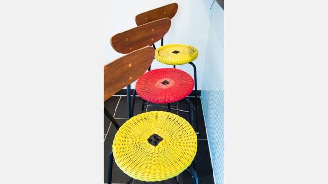 i-koket-star-tre-barstolar-fra